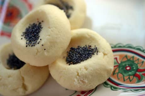 Persian Rice Flour Cookies (Nan-e Berenji)