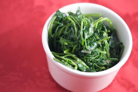 A bowl of creamed parsley.