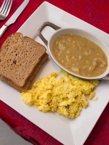Eggs with curry sauce and toast.