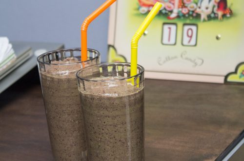 Blueberry Mango Avocado Kale Smoothie with Oats