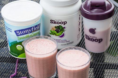 Strawberry-Banana Protein Smoothie: Fresh fruit, yogurt & vanilla protein powder come together in a deliciously refreshing drink! #StonyfieldBlogger