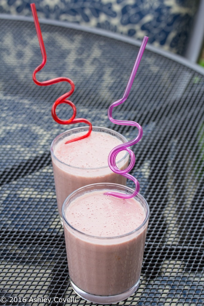 Strawberry-Banana Protein Smoothie: Fresh fruit, yogurt & vanilla protein powder come together in a deliciously refreshing drink! #StonyfieldBlogger