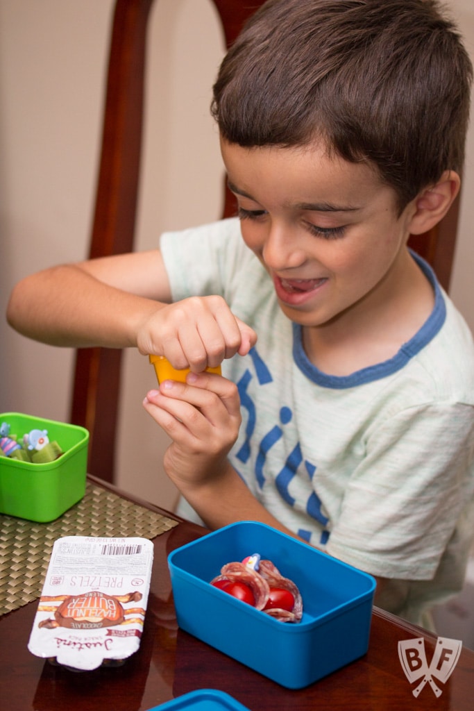 Back to School Lunch Kabobs: Food on a stick is always more fun, especially when paired with yogurt & nut butter. Plus a review of PackIt freezable lunch boxes. #StonyfieldBlogger