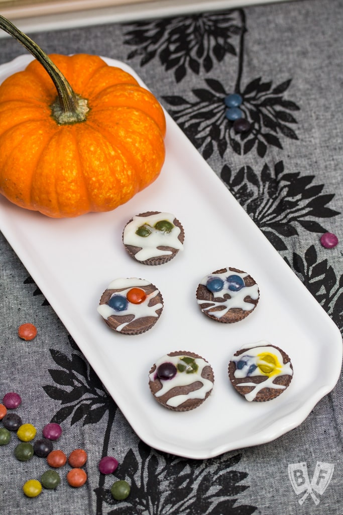3 Ingredient Frozen Mummy Cups: Get your Halloween thrills & chills with these adorably spooky treats! #StonyfieldBlogger