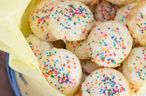 Ricotta Cookies: This simple dessert recipe yields oodles of pillowy soft, tender cookies that are a sure to be a family favorite!