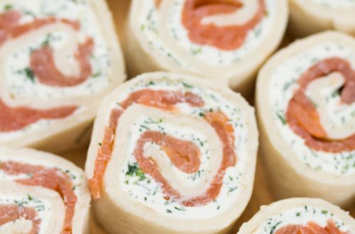 Smoked Salmon Roll-ups: This 5 ingredient party food recipe is simple and delicious - perfect for game day!