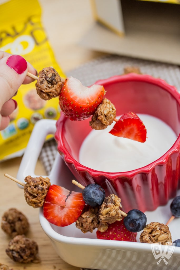 Banana Split Granola Kabobs: This 3 ingredient snack packs all the flavor of a dessert classic into a healthy, bite-sized skewer! A fun, allergy-friendly lunchbox treat. #ad