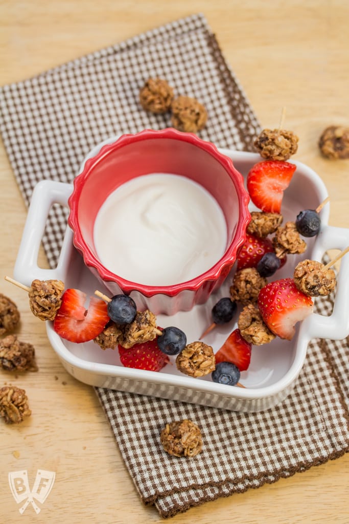 Banana Split Granola Kabobs: This 3 ingredient snack packs all the flavor of a dessert classic into a healthy, bite-sized skewer! A fun, allergy-friendly lunchbox treat. #ad