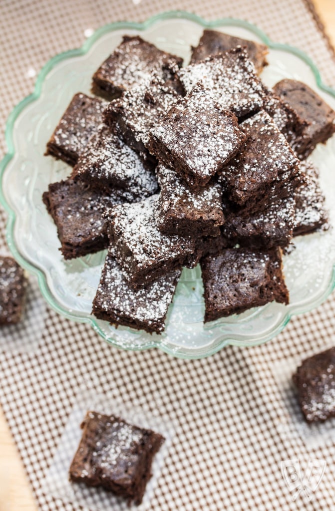 Rich Cocoa Brownie Bites: Bust out your favorite cocoa powder and satisfy your brownie cravings with this super rich, bite-sized chocolate-packed dessert. Plus B Corp basics. #StonyfieldBlogger #ad