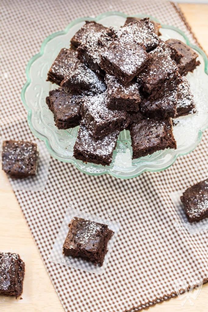 Rich Cocoa Brownie Bites: Bust out your favorite cocoa powder and satisfy your brownie cravings with this super rich, bite-sized chocolate-packed dessert. Plus B Corp basics. #StonyfieldBlogger #ad