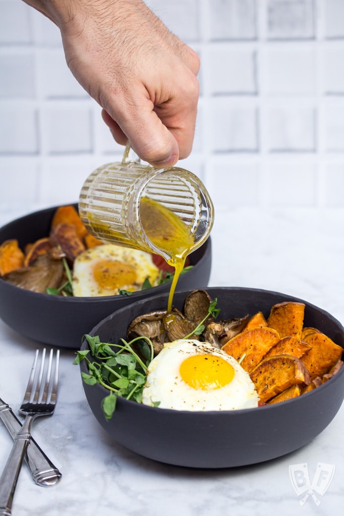 Roasted Veggie Bowls with Lemon-Flaxseed Vinaigrette: A fried egg is the perfect topping for these nutrient rich vegetarian bowls. A simple vinaigrette brightens the dish up and packs a powerful Omega-3 punch! #eatcleanwithbarleans #ad