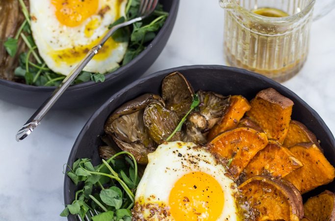 Roasted Veggie Bowls with Lemon-Flaxseed Vinaigrette: A fried egg is the perfect topping for these nutrient rich vegetarian bowls. A simple vinaigrette brightens the dish up and packs a powerful Omega-3 punch! #eatcleanwithbarleans #ad