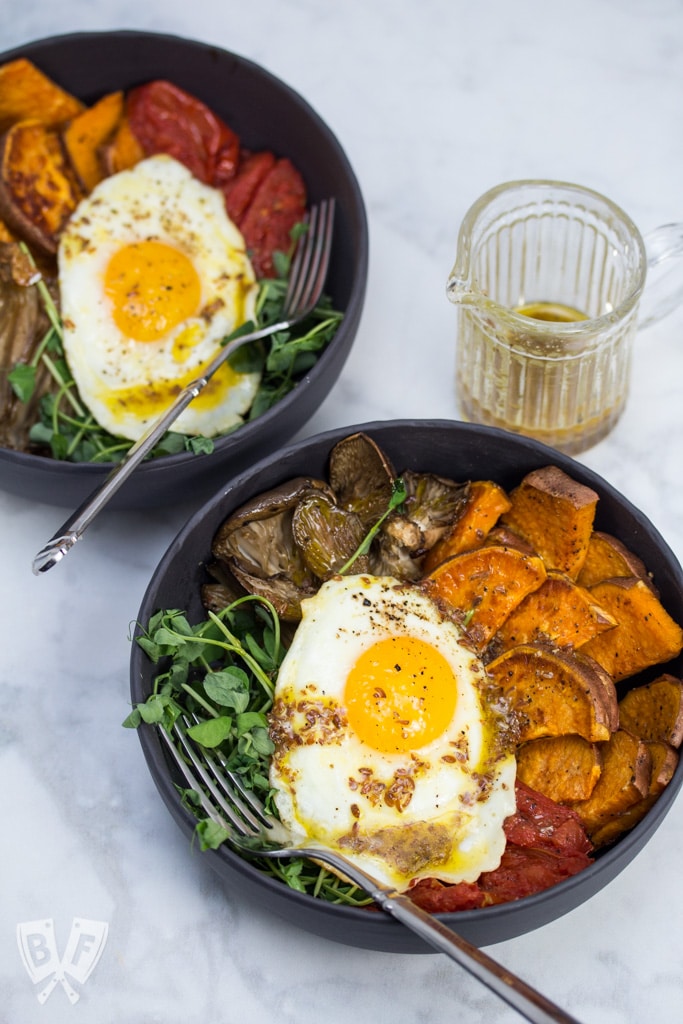 Roasted Veggie Bowls with Lemon-Flaxseed Vinaigrette: A fried egg is the perfect topping for these nutrient rich vegetarian bowls. A simple vinaigrette brightens the dish up and packs a powerful Omega-3 punch! #eatcleanwithbarleans #ad