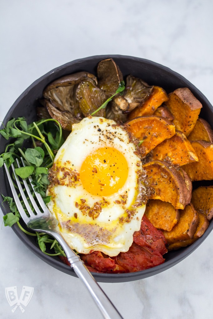 Roasted Veggie Bowls with Lemon-Flaxseed Vinaigrette: A fried egg is the perfect topping for these nutrient rich vegetarian bowls. A simple vinaigrette brightens the dish up and packs a powerful Omega-3 punch! #eatcleanwithbarleans #ad