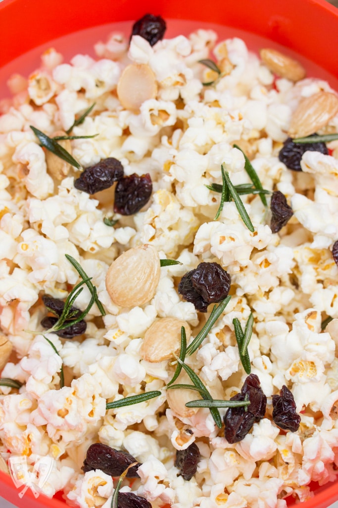 Marcona Almond + Dried Cherry Popcorn with Crispy Rosemary: Upgrade your date night with an upscale twist on classic movie theater popcorn. Make it right in the comfort of your own home with only 6 ingredients! #ad #popwithbarleans