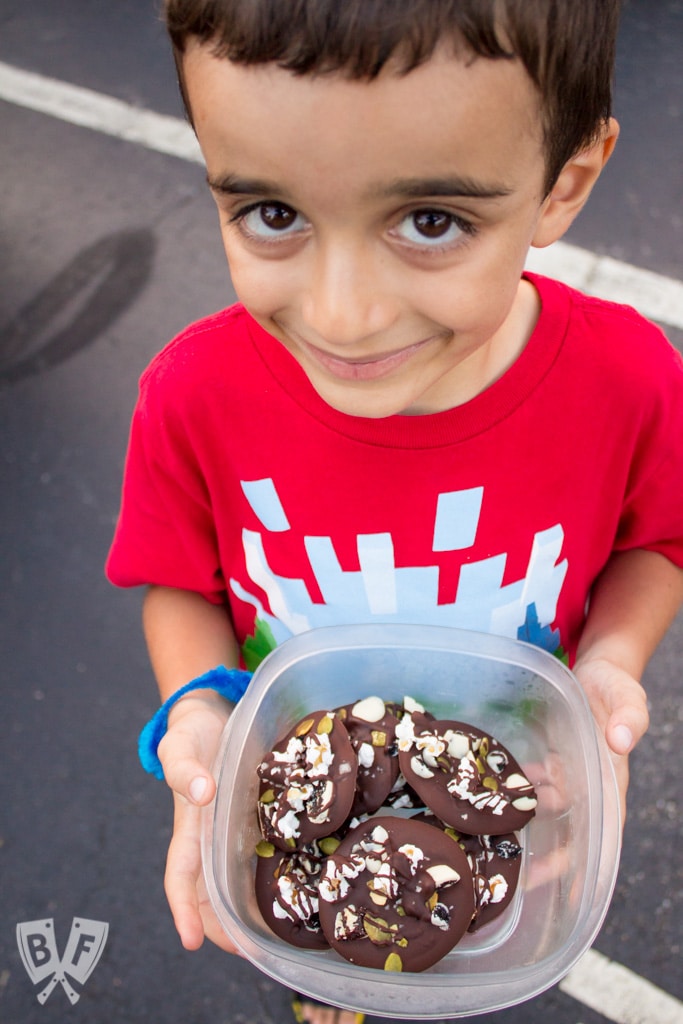 Sweet + Salty Dark Chocolate Clusters: #ad Satisfy your sweet tooth with this 5 ingredient dark chocolate dessert. These Sweet + Salty Dark Chocolate Clusters are easy to make, no bake, & perfect for times when you're craving both sweet AND salty!