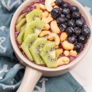 Surf Rider Smoothie Bowl: Green tea, raw cashews, kiwis and blueberries team up in this simple, delicious smoothie bowl. A vegan treat to start (or end!) any day of the week. Plus a review of Beautiful Smoothie Bowls by Carissa Bonham.