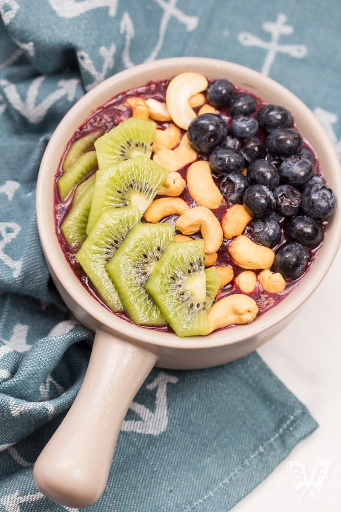 Surf Rider Smoothie Bowl: Green tea, raw cashews, kiwis and blueberries team up in this simple, delicious smoothie bowl. A vegan treat to start (or end!) any day of the week. Plus a review of Beautiful Smoothie Bowls by Carissa Bonham.