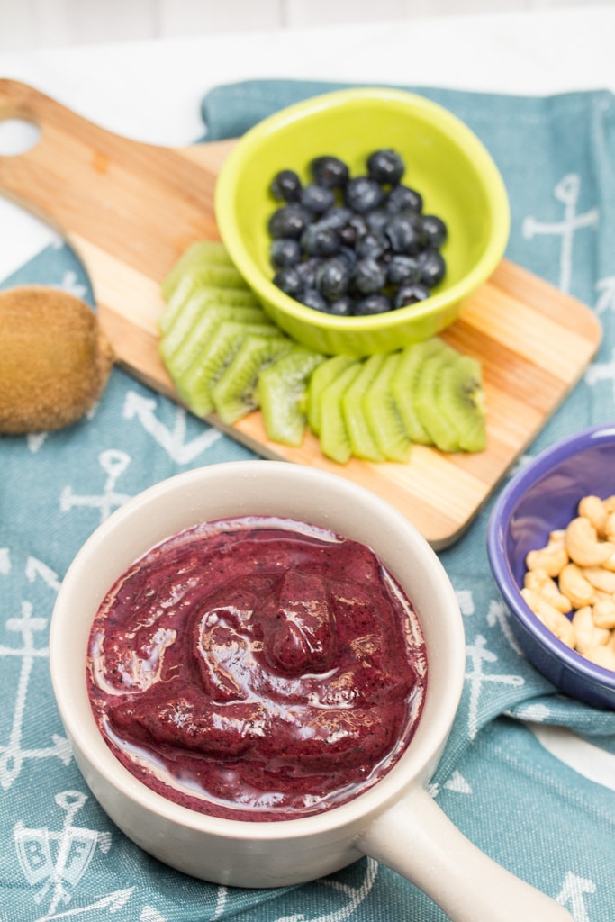 Surf Rider Smoothie Bowl: Green tea, raw cashews, kiwis and blueberries team up in this simple, delicious smoothie bowl. A vegan treat to start (or end!) any day of the week. Plus a review of Beautiful Smoothie Bowls by Carissa Bonham.