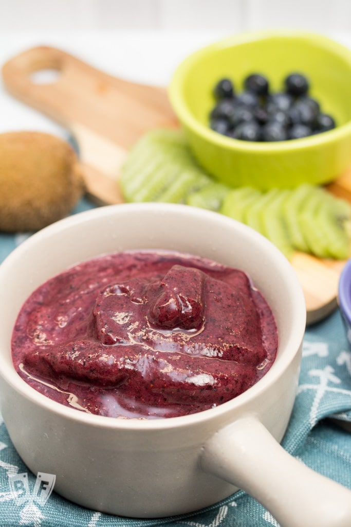 Surf Rider Smoothie Bowl: Green tea, raw cashews, kiwis and blueberries team up in this simple, delicious smoothie bowl. A vegan treat to start (or end!) any day of the week. Plus a review of Beautiful Smoothie Bowls by Carissa Bonham.