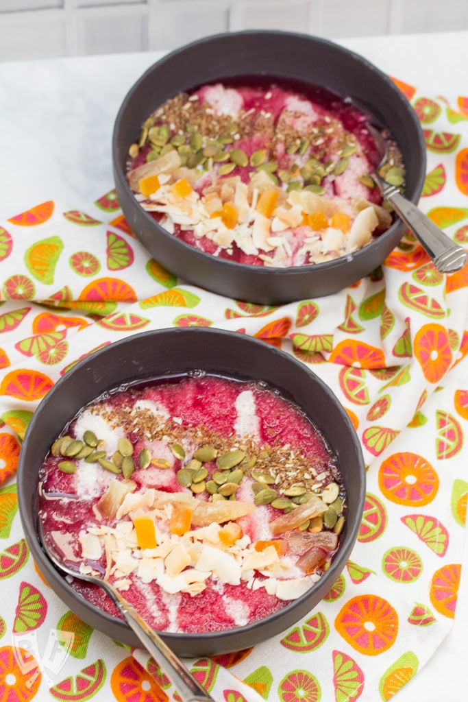 #ad This tropical smoothie bowl is loaded with antioxidants and Omega-3s and is ready in under 5 minutes! An easy, delicious way to wake up and eat your greens! #ChillWithBarleans