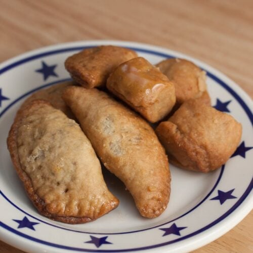 A plate of Turdilli & Chinudille Italian Christmas cookies