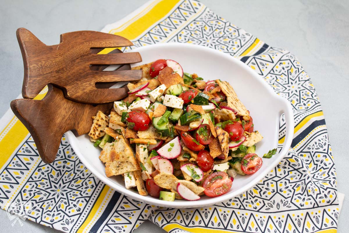 https://bigflavorstinykitchen.com/wp-content/uploads/2022/05/Fattoush-Salad-Homemade-Pita-Chips-4.jpg